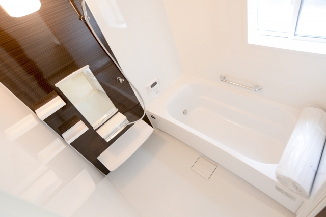 浴室（バスルーム）の壁を木目調にしてナチュラルな雰囲気にしたリフォーム例