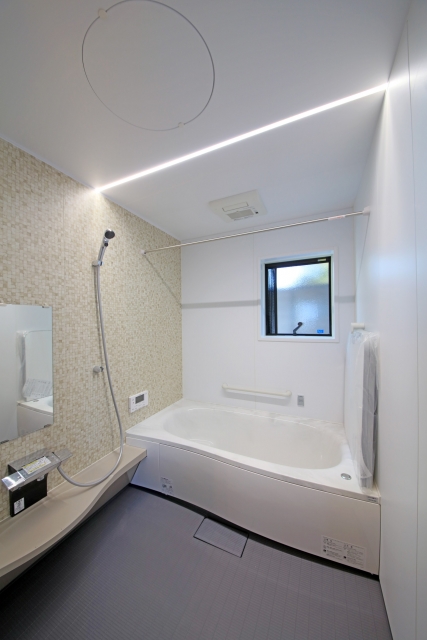 照明がおしゃれな浴室（バスルーム）のリフォーム例